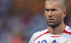 米兰体育官网-塞恩斯一骑绝尘，红牛二队绝地逆转—雷诺王朝的黄昏？