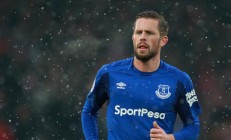 米兰体育下载-赛道上的逆袭，拉塞尔带领威廉姆斯鏖战迈凯伦终取胜