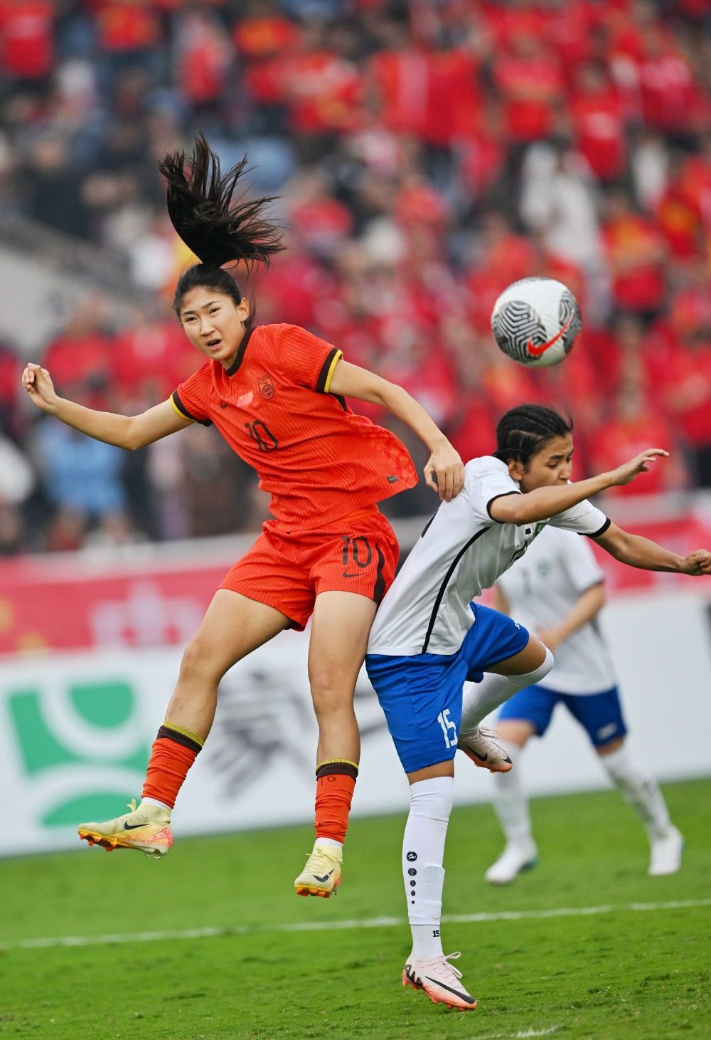 国际赛场上女足队员砥砺前行