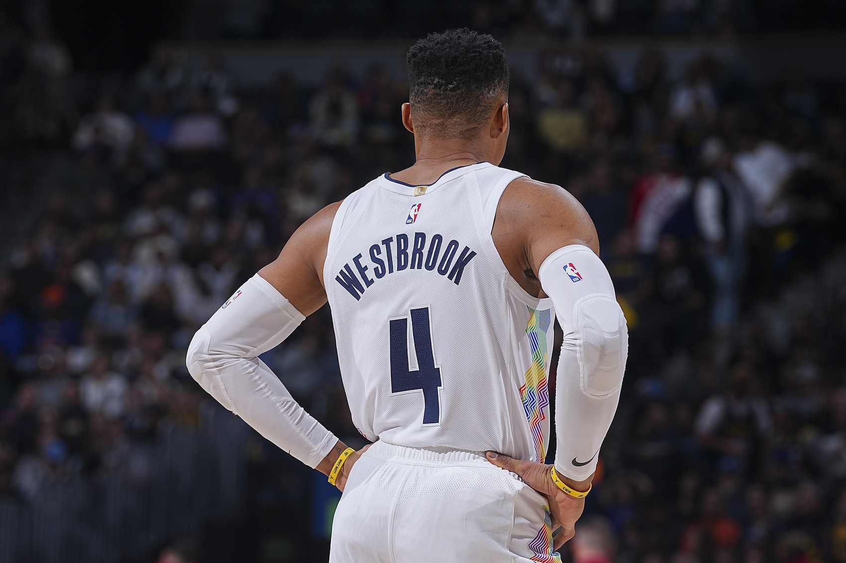 青岛队轻取掘金，库里高光表现的简单介绍