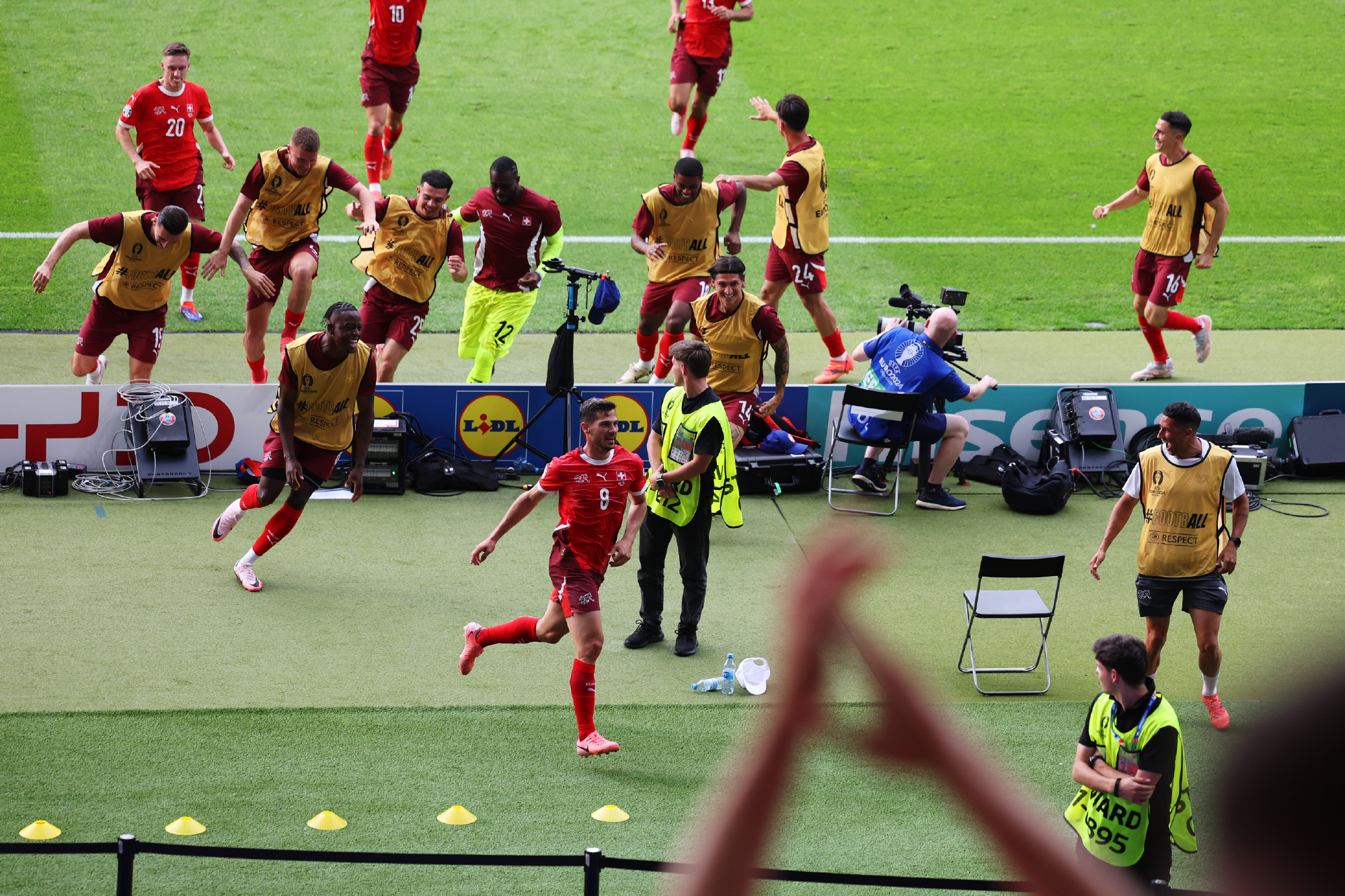 欧洲杯预选赛精彩瞬间，球迷欢呼雀跃的简单介绍