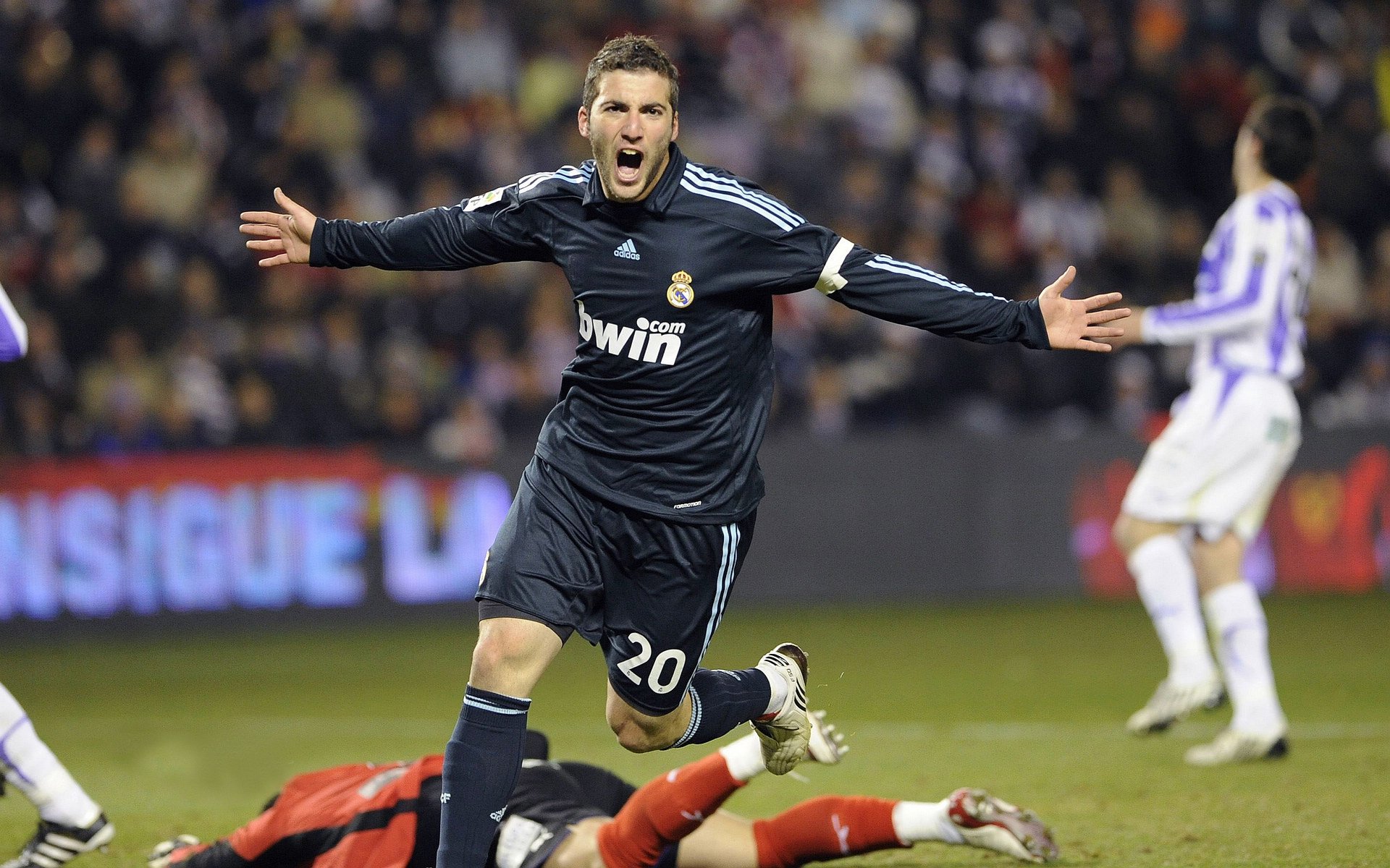 绿茵场上的双重变奏，波兰对阵日本，哈兰德完成自我救赎